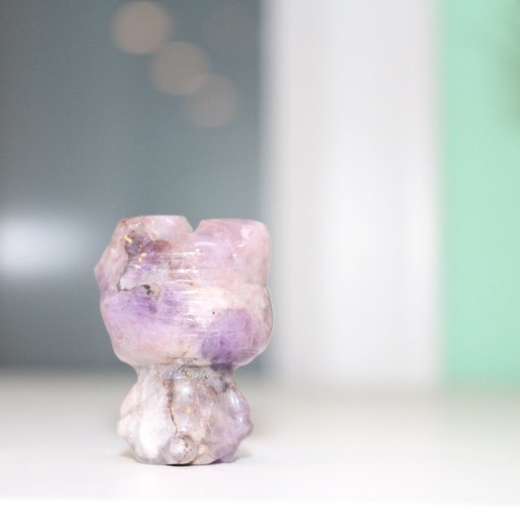 Hello Kitty Amethyst Hand Carved Natural Stone Figure - Picture 5 of 6